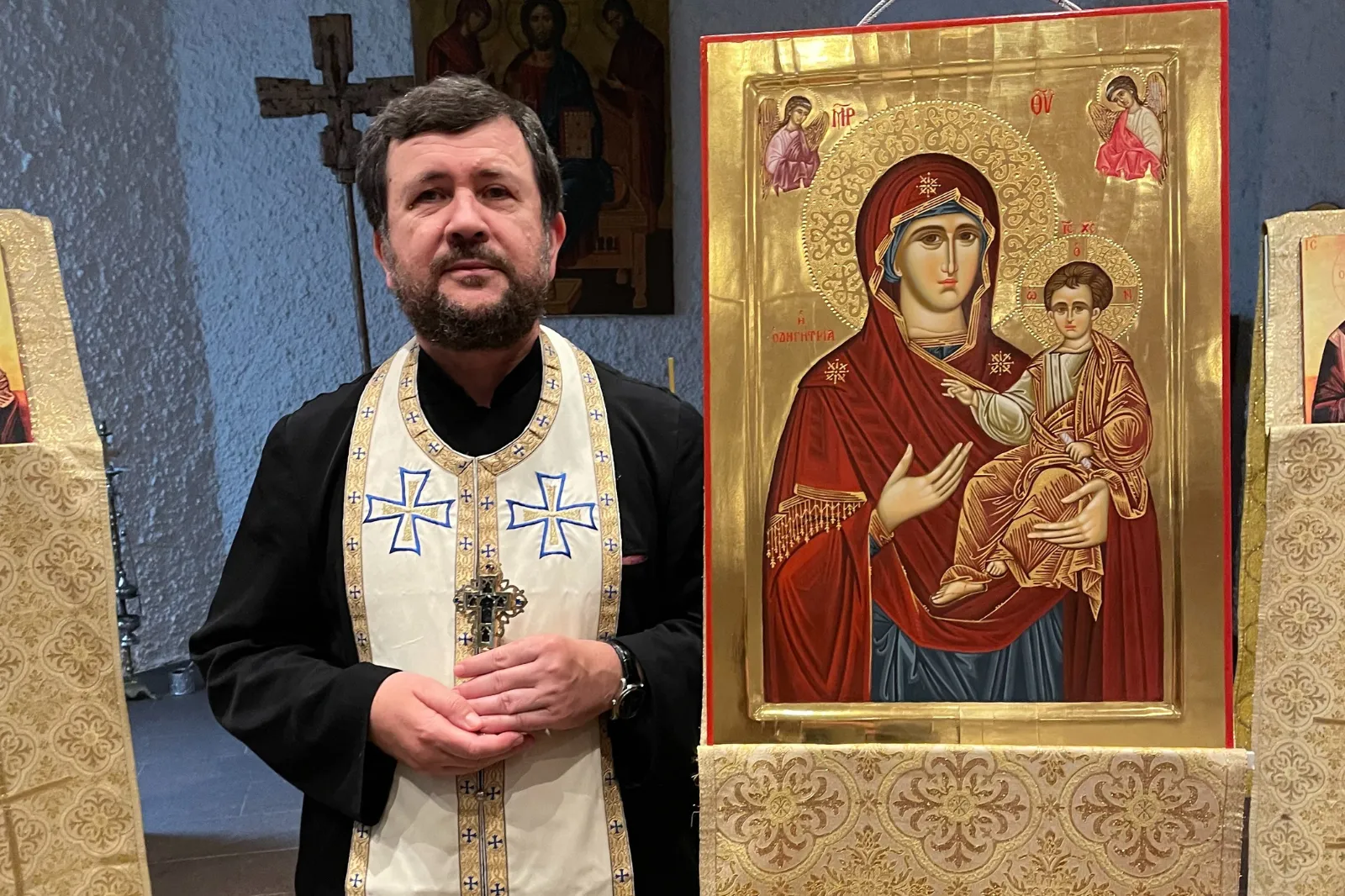Pr. Paroh Romică-Nicolae Enoiu, lângă icoana Maicii Domnului cu Pruncul
